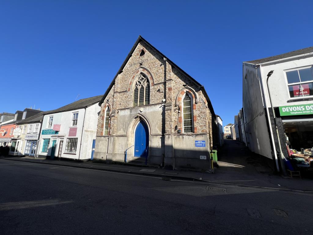 Lot: 119 - FORMER CHAPEL WITH POTENTIAL - General view of the front of the Chapel